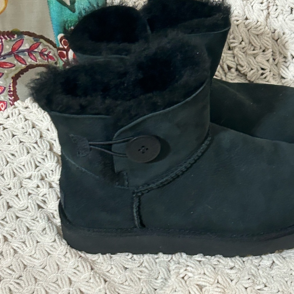 UGG - image 2